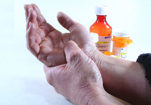 kaip gydyti artritą tradicinius metodus laikykite ranka ir pirštais teptuku sąnarius
