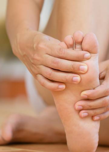 skausmas iš priežastį kojų sąnario