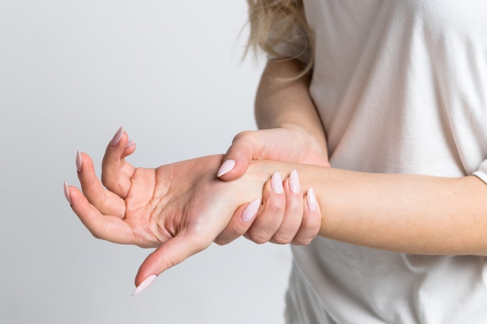 rankų tirpimas ir skausmas uždegimo gydymui minkštųjų audinių alkūnės sąnario
